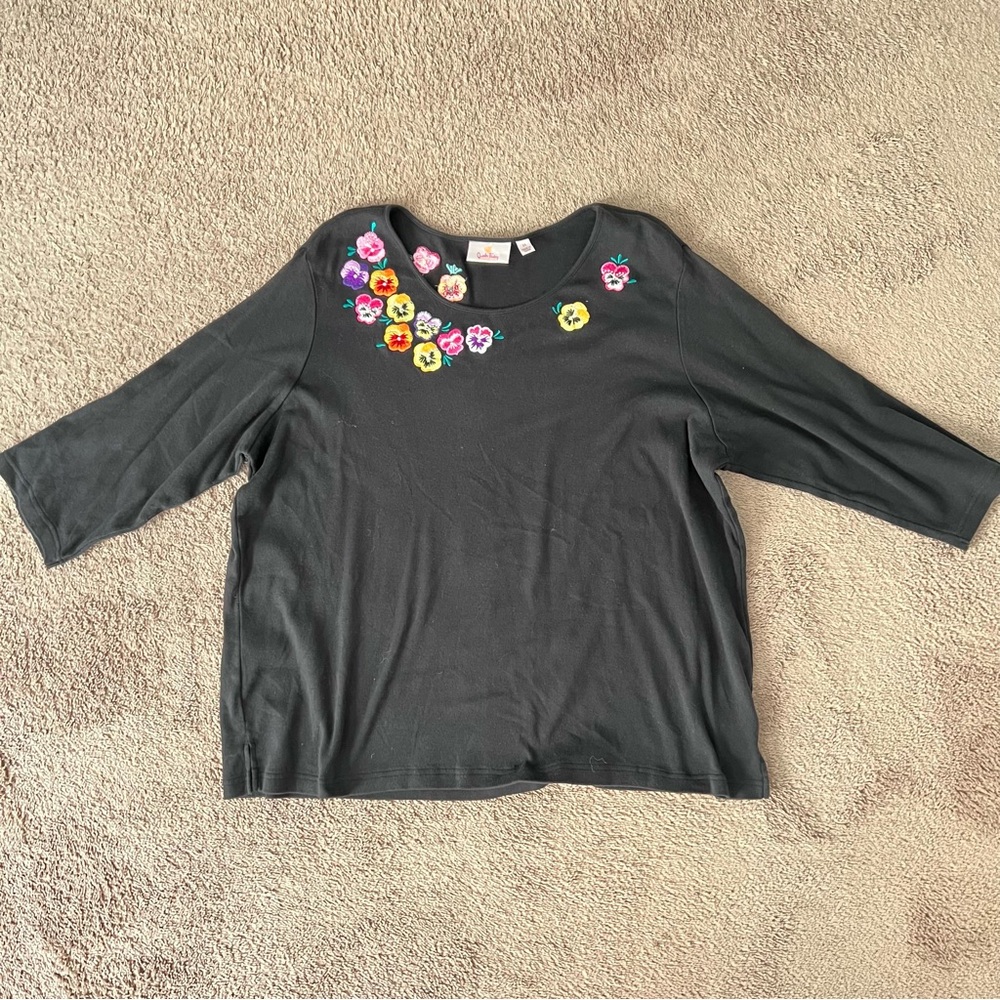 Quacker Factory Floral Black Top